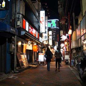 Tokyo (Kanto), ruelle avec restaurants à la nuit tombée
