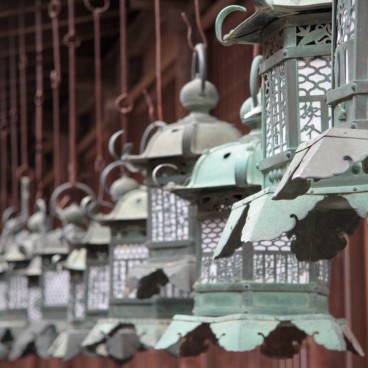 Sanctuaire Kasuga Taisha à Nara, Lanternes de bronze suspendues