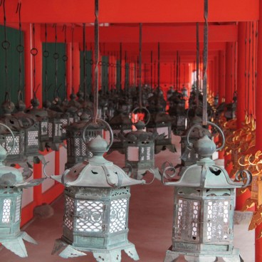 Sanctuaire Kasuga Taisha à Nara, Lanternes de bronze suspendues dans le bâtiment shinto