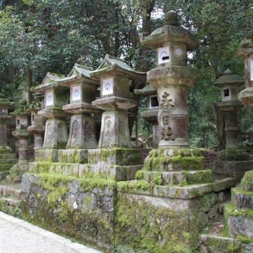 Sanctuaire Kasuga Taisha à Nara, Lanternes de pierre 3