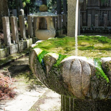 Cimetière Okuno-in au Mont Koya, fontaine