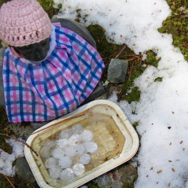 Cimetière Okuno-in au Mont Koya, statuette et offrandes
