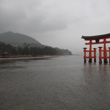 Itsukushima, Torii flottant de Miyajima à marée basse