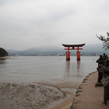 Itsukushima, Torii flottant de Miyajima à marée basse 3