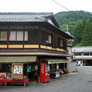 Mont Kurama, Village