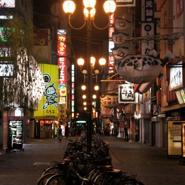Dotombori (Osaka), devantures d'anciens restaurants Zuboraya avec lanternes de fugu suspendues