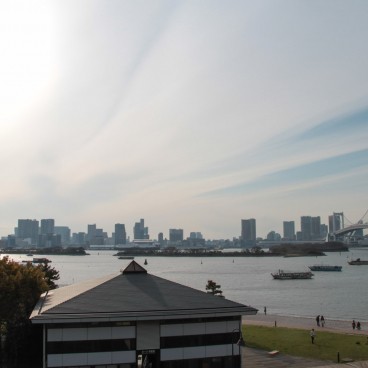 Plage Odaiba avec vue sur les bateaux, le pont Rainbow Bridge et Tokyo