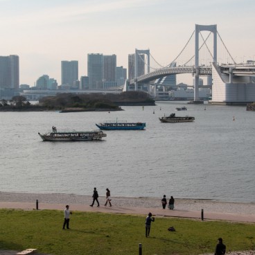 Plage Odaiba avec vue sur les bateaux, le pont Rainbow Bridge et Tokyo 2