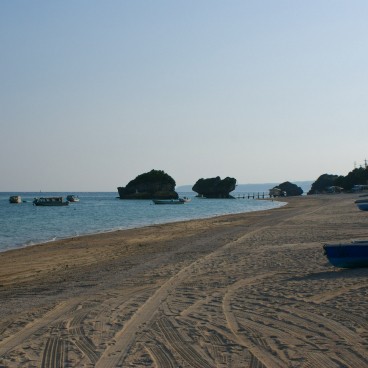 Plage de Mibaru à Okinawa, sable et formations rocheuses
