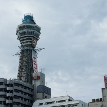 Tour Tsutenkaku dans le quartier de Shinsekai à Osaka 2