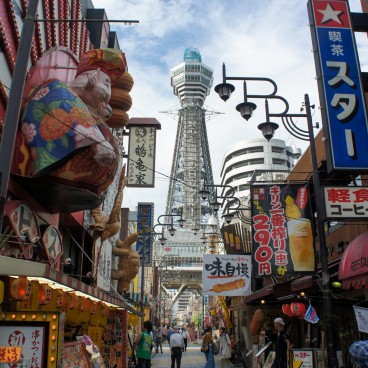 Tour Tsutenkaku, boutiques et restaurants typiques dans le quartier de Shinsekai à Osaka