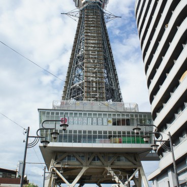 Tour Tsutenkaku dans le quartier de Shinsekai à Osaka