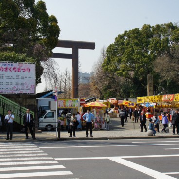 Sanctuaire Yasukuni à Tokyo, Entrée du sanctuaire lors du Sakura Matsuri au printemps