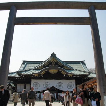 Sanctuaire Yasukuni à Tokyo, Pavillon principal et porte torii
