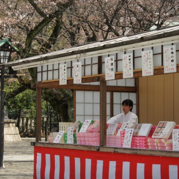 Sanctuaire Yasukuni à Tokyo, Stand de sucreries aromatisées au sakura