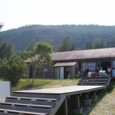 Zamami (Okinawa), Boutique et restaurant au bord de la plage 2