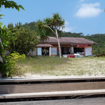 Zamami (Okinawa), Boutique et restaurant au bord de la plage