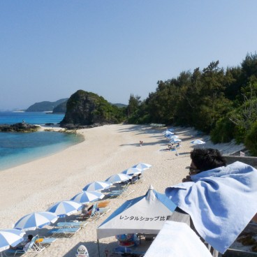 Zamami (Okinawa), Vue sur la plage de sable blanc et parasols 2