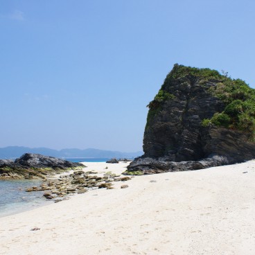 Zamami (Okinawa), Vue sur une formation rocheuse de la plage de sable blanc