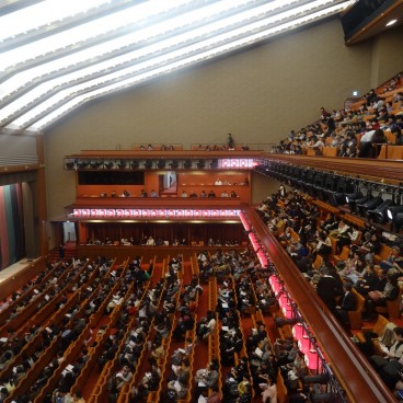 Kabuki-za, salle du théâtre Kabuki à Tokyo (photo via Ko_Diary)