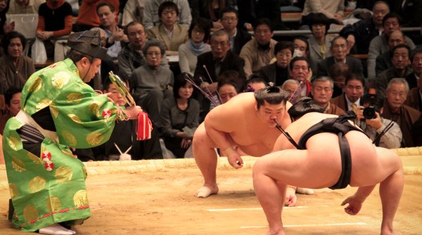 Tournoi de Sumo à Osaka, Lutteurs se préparant à une joute 4