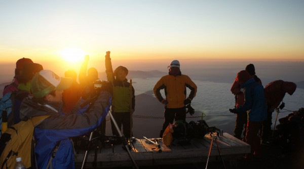 Ascension du Mont Fuji, Banzai des randonneurs pour le lever du soleil au sommet