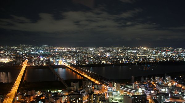 Umeda Sky Building (Osaka), Vue nocturne sur la rivière Yodogawa depuis l'observatoire 2
