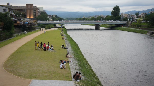Kamo-gawa (Kyoto), pelouse et sentier de promenade le long de la rivière en été