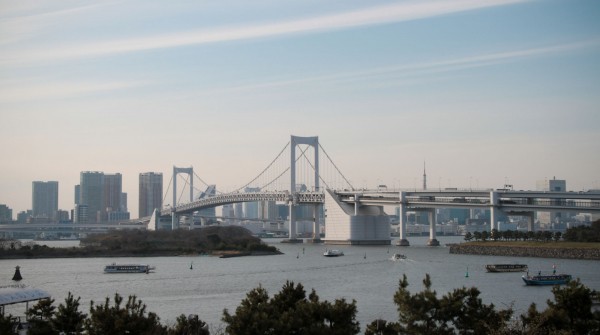 Odaiba, vue sur le Rainbow Bridge et Tokyo