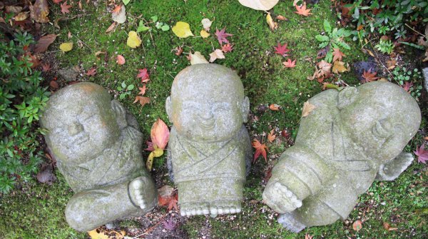 Daisho-in (Miyajima), Trois bébés Bouddha roulant dans la mousse