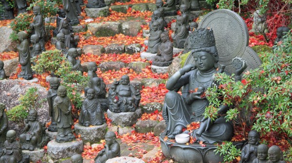 Daisho-in (Miyajima), Escalier cerné de dizaines de statues bouddhiques