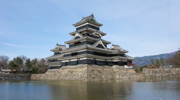 Matsumoto, vue sur le donjon noir et les douves du château