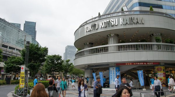 Kotsu Kaikan Coline (Tokyo), Entrée du centre commercial