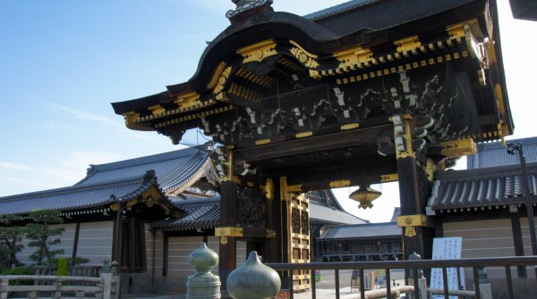 Nishi Hongan-ji (Kyoto), Entrée depuis la rue Horikawa 2