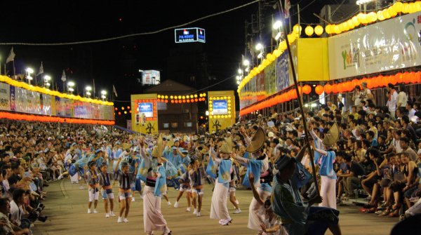 Festival Awa-odori à Tokushima (Shikoku), Danseurs et spectateurs