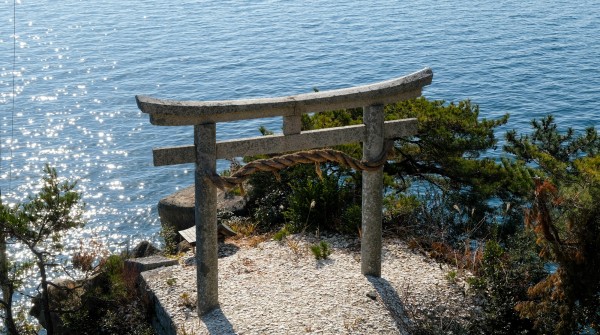 Chikubushima (Lac Biwa), Torii de la tradition du "jet de vaisselle"