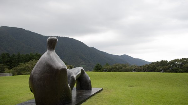 Musée en plein air de Hakone, sculpture d'Henry Moore (Reclining Figure Arch Leg)