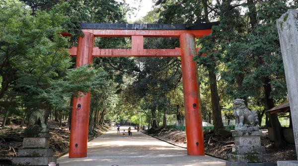 Tamukeyama Hachiman-gu, porte torii principale et entrée du sanctuaire