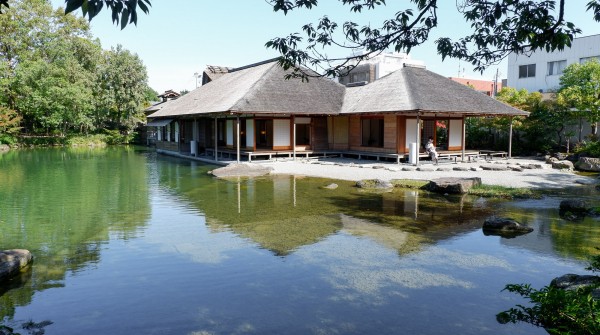 Jardin Yokokan (Fukui), Vue sur la résidence des Matsudaira