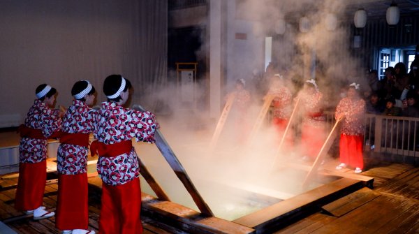 Kusatsu, cérémonie traditionnelle du Yumomi 2