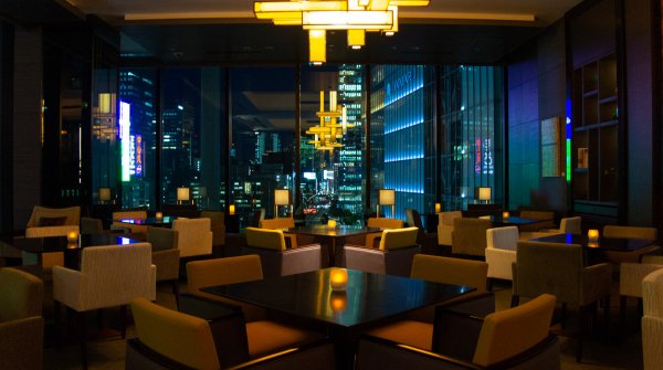 Ambiance Blade Runner au salon de l'hôtel Oakwood Premier Tokyo
