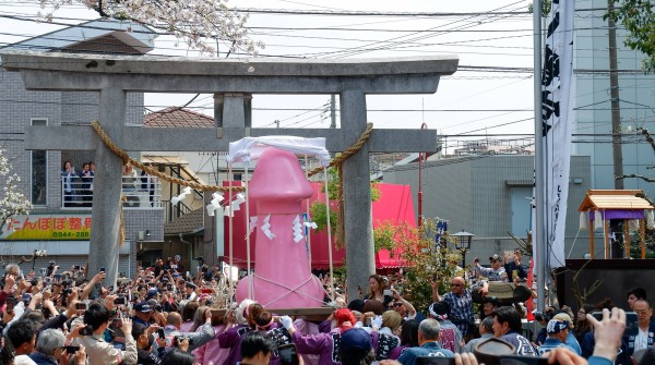 Kanamara Matsuri, Elizabeth-mikoshi en procession