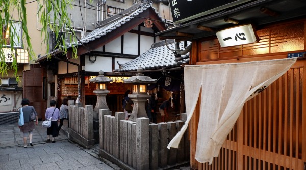 Vue du temple Hozen-ji à Hozen-ji Yokocho, Osaka