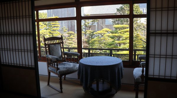 Hinjitsukan (Ise), espace salon avec vue sur le jardin japonais depuis la salle Goten no ma 