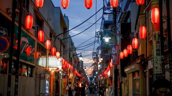 Quartier de Koenji à Tokyo, Rue éclairée par les lanternes de l'Awa-Odori