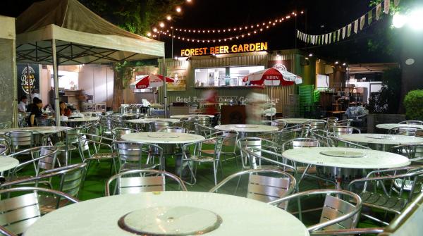 Forest Beer Garden à Tokyo, tables équipées de barbecue 