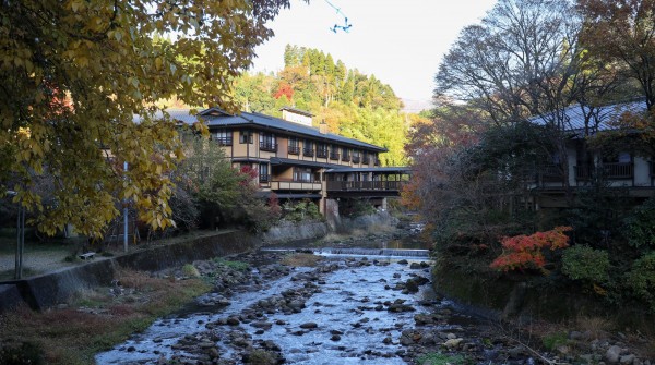 Kurokawa Onsen, vue sur le village thermal en automne et le ryokan Yamabiko
