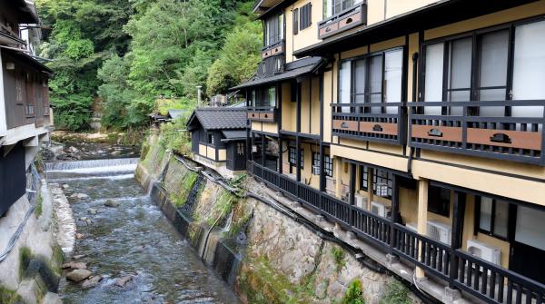 Kurokawa Onsen, vue sur le village thermal en été et le ryokan Yamabiko