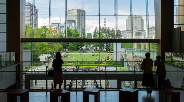 Tokyo Midtown, vue sur la pelouse du Midtown Garden et l'œuvre Fragment n°5 de Florian Claar 