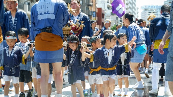 Fukagawa Hachiman Matsuri, procession mikoshi avec des enfants aspergés d'eau